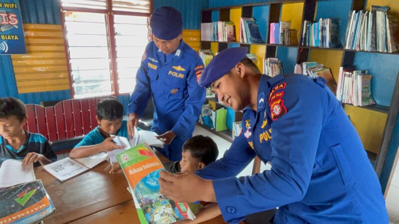 Ditpolairud Polda Kalteng menyediakan alternatif fasilitas membaca dan menimba ilmu bagi anak-anak pesisir di Pondok Baca Mako Palangkaraya, Senin, 25 Mei 2026.(Foto Ditpolairud Polda Kalteng) 
