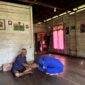 Petugas Kapal KP XVIII-1006 Ditpolairud Polda Kalteng, membagikan bansos di Kabupaten Katingan, Rabu, 27 Mei 2026.(Ist/Ditpolairud Polda Kalteng)