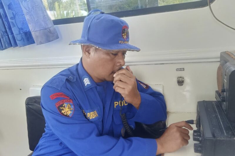 Ditpolairud Polda Kalteng Kapal Polisi XVIII-2006 mengimbau para kru kapal mewaspadai cuaca buruk melalui Radio VHF Channel 16, Senin, 4 Mei 2026.(Ist/Ditpolairud Polda Kalteng)