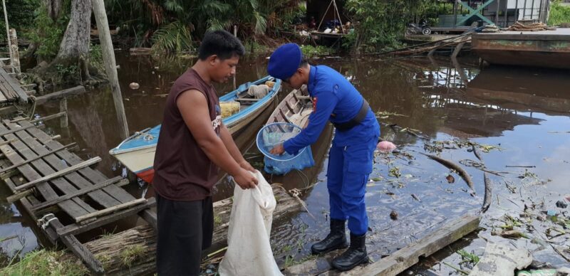 Personel Kapal Polisi (KP) 2005 Ditpolairud Polda Kalteng melaksanakan aksi bersih pantai di wilayah pesisir, Jumat, 8 Mei 2026.(Foto Ditpolairud Polda Kalteng) 