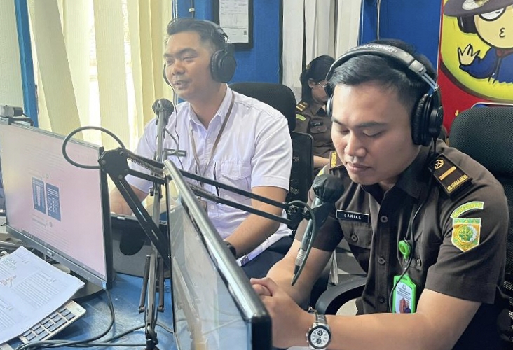 Kejari Barito Utara bersama Bagian Hukum Setda menggandeng LPPL Batara FM menyosialisasikan  penggunaan medsos secara bijak serta memahami jerat UU ITE, Rabu, 13 Mei 2026.(Foto  Diskominfosandi Barito Utara)