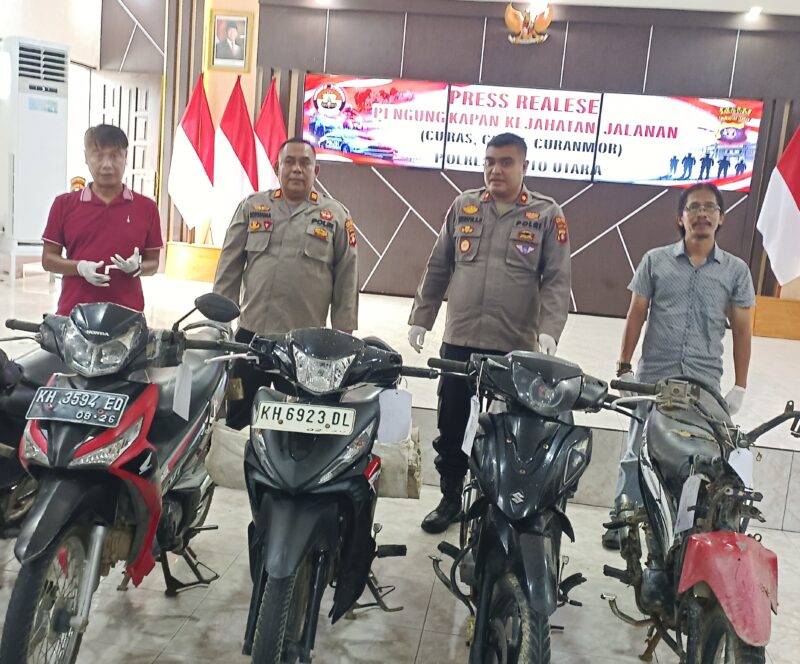 Wakapolres Barito Utara Kompol Krisistya A. Octoberna bersama tiga perwira memperlihatkan barbuk sitaan kasus kejahatan jalanan, saat siaran pers serentak jajaran di bawah Polda Kalteng di Muara Teweh, Sabtu, 30 Mei 2026.(Abram/Tegaklurus.net)
