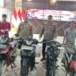 Wakapolres Barito Utara Kompol Krisistya A. Octoberna bersama tiga perwira memperlihatkan barbuk sitaan  kasus kejahatan jalanan, saat siaran pers serentak jajaran di bawah Polda Kalteng di Muara Teweh, Sabtu, 30 Mei 2026.(Abram/Tegaklurus.net)  