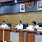 Wabup Barito Utara Felix SY. Tingan (tengah) didampingi Asisten Administrasi Umum Sekda Yaser Arapat (kiri), dan Kadis Nakertranskop UKM M Mastur mengikuti virtual bersama Kemendagri di Muara Teweh, Rabu, 1 April 2026.(Dok Disnakertranskop UKM Barito Utara) 
