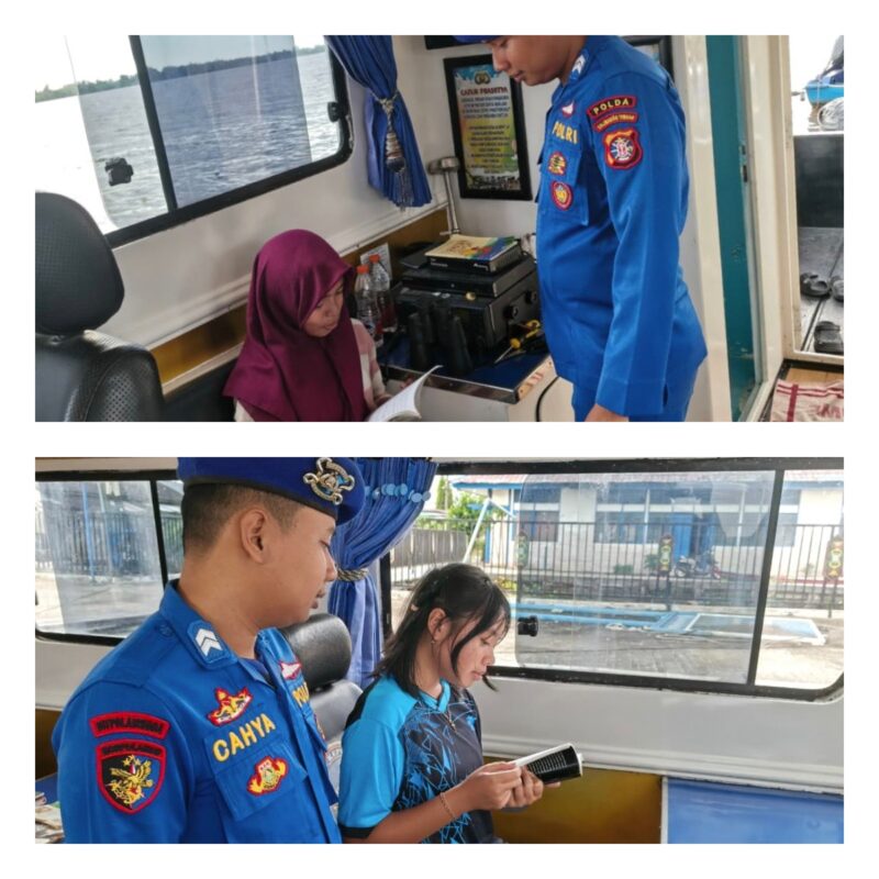 Anggota  KP XVIII-2007 Ditpolairud melayani anak-anak yang berkunjung ke Pondok Baca Melek Huruf (PBMH) Ditpolairud Polda Kalteng di Kabupaten Kapuas, Kamis, 11 Juni 2026 pagi.(Foto Ditpolairud Polda Kalteng) 