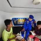 Petugas Ditpolairud Polda KP XVIII 2007 mendampingi anak-anak yang berkunjung ke PBMH Ditpolairud Polda Kalteng, Senin (1/6/2026) siang.(Ist/Ditpolairud Polda Kalteng)
