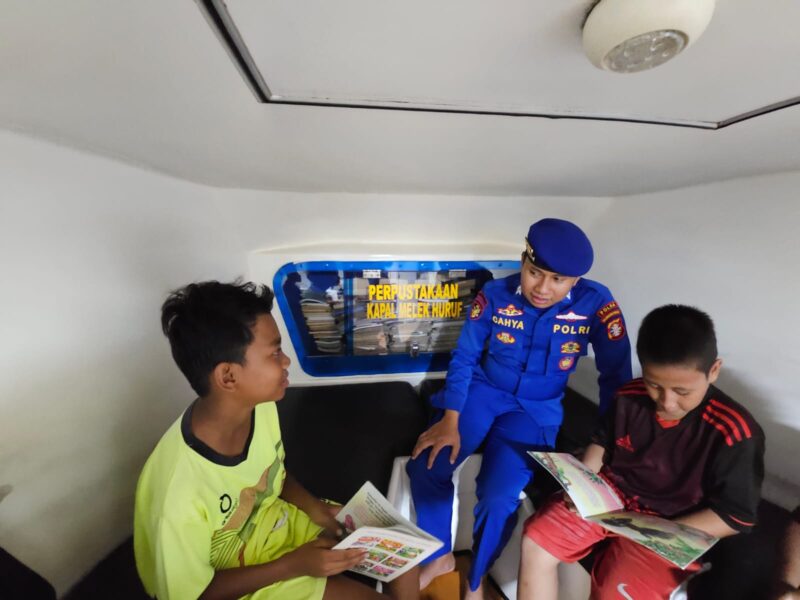 Petugas Ditpolairud Polda KP XVIII 2007 mendampingi anak-anak yang berkunjung ke PBMH Ditpolairud Polda Kalteng, Senin (1/6/2026) siang.(Ist/Ditpolairud Polda Kalteng)