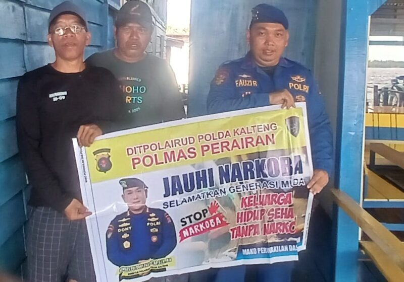 Personel Ditpolairud Polda Kalteng menyampaikan bahaya penggunaan narkoba kepada masyarakat Desa Pegatan, Kecamatan Katingan Kuala, Kabupaten Katingan, Senin, 1 Juni 2026.(Foto Ditpolairud Polda Kalteng)