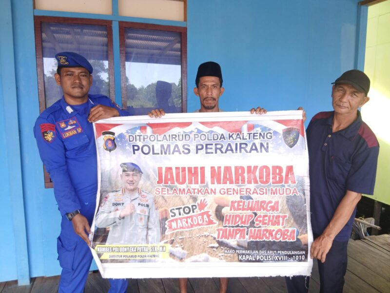 Anggota Kapal Polisi XVIII-1010 Ditpolairud Polda Kalteng melaksanakan Polisi Masyarakat (Polmas) Perairan mencegah narkoba di DAS Arut Pendulangan, Kabupaten Kotawaringin Barat, Selasa, 2 Juni 2026.(Foto Ditpolairud Polda Kalteng) 