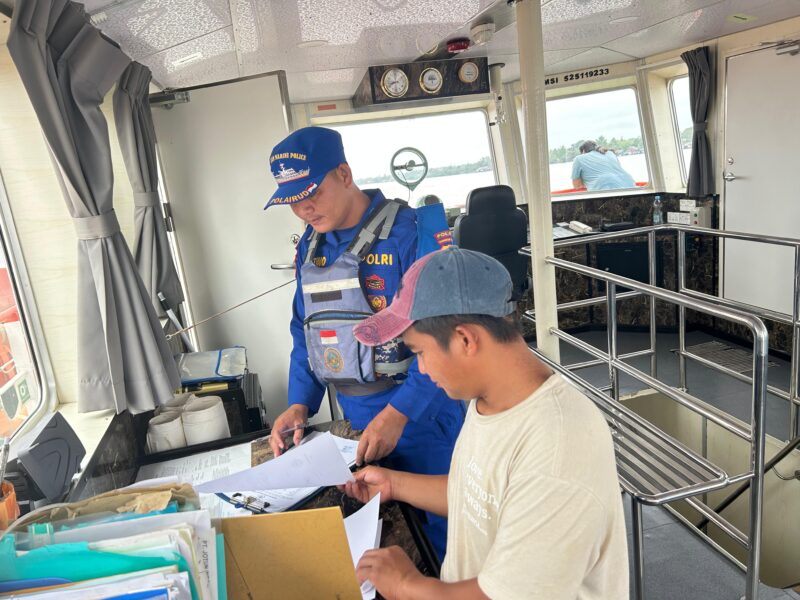 Ditpolairud Polda Kalteng Kapal Polisi XVIII-2002 melaksanakan patroli rutin mengamankan, menertibkan, dan melancarkan alur pelayaran di DAS Kahayan, Rabu, 3 Juni 2026.(Foto Ditpolairud Polda Kalteng)