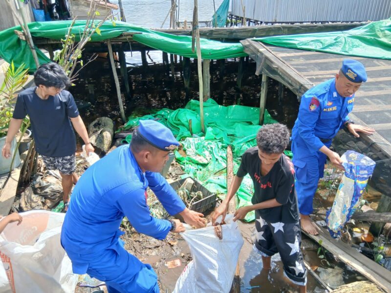 Anggota Kapal Polisi XVIII-1010 Ditpolairud Polda Kalteng melaksanakan Polmas Perairan Sapu Bersih sampah laut dan sungai bersama masyarakat pesisir di wilayah DAS Arut Pendulangan, Kabupaten Kobar, Prov. Kalteng, Minggu, 7 Juni 2026.(Foto Ditpolairud Polda Kalteng)