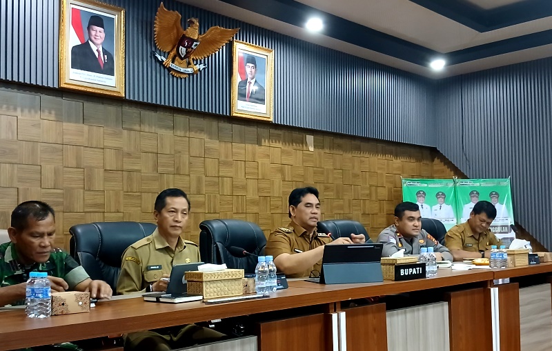 Bupati Barito Utara Shalahuddin didampingi Sekda Muhlis memimpin rapat koordinasi persiapan HUT ke-76 Barito Utara dengan fokus Batara Expo 2026 di Aula Setda Lantai I, Senin (8/6/2026).(Abram/Tegaklurus.net)