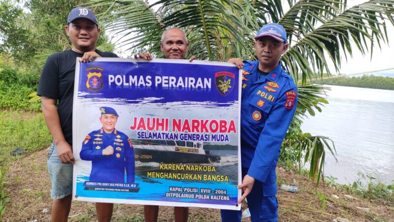 Anggota Ditpolairud Polda Kalteng mengintensifkan imbauan tentang bahaya narkoba kepada masyarakat di DAS Kumai, Jumat (12/6/2026).(Dok/Ditpolairud Polda Kalteng) 