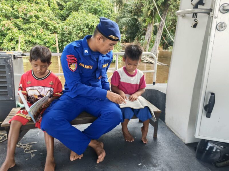 Lewat program Pondok Baca, Ditpolairud Polda Kalteng  tak hanya menjaga keamanan perairan, tetapi juga menebarkan cahaya literasi bagi anak-anak dan masyarakat pesisir, Jumat, 12 Juni 2026.(Foto Ditpolairud Polda Kalteng) 