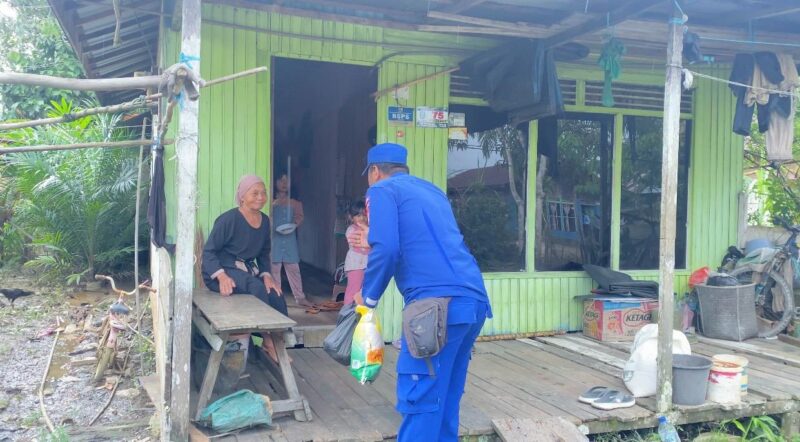 Ditpolairud Polda Kalteng melalui Kapal Polisi XVIII-2006 memberikan bansos kepada masyarakat pesisir dan bantaran DAS Mentaya, Kabupaten Kotawaringin Timur, Sabtu, 13 Juni 2026.(IST/Ditpolairud Polda Kalteng)