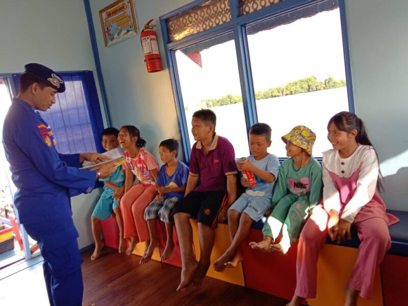 Pondok Baca Melek Huruf atau PBMH Ditpolairud Polda Kalteng mendapat kunjungan dari anak-anak Desa Palangkau Lama, Kabupaten Kapuas, Minggu, Minggu, 14 Juni 2026.(Foto Ditpolairud Polda Kalteng)
