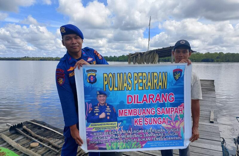 Personel Ditpolairud Polda Kalteng bertugas di DAS Seruyan, mengimbau  kepada masyarakat tak membuang sampah ke sungai. Kegiatan ini berlangsung di beberapa titik strategis sepanjang aliran sungai di wilayah Seruyan, Rabu, 17 Juni 2026.(Foto/Ditpolairud Polda Kalteng) 
