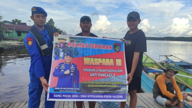 Personel Ditpolairud Polda Kalteng KP XVIII-2004 DAS Kumai, menyambangi masyarakat sekitar Desa Kubu, Kabupaten Kobar, guna mengedukasi tentang bahaya terorisme dan radikalisme anti Pancasila, Rabu, 17 Juni 2026.(IST Ditpolairud Polda Kalteng) 