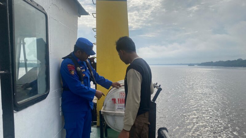 Personel Dirpolairud Polda Kalteng memeriksa dokumen dan alat kelengkapan kapal di DAS Mentaya, Pelabuhan Pelindo III Cabang Sampit. Kabupaten Kotawaringin Timur, Kamis, 18 Juni 2026 pagi.(Foto/Ditpolairud Polda Kalteng) 