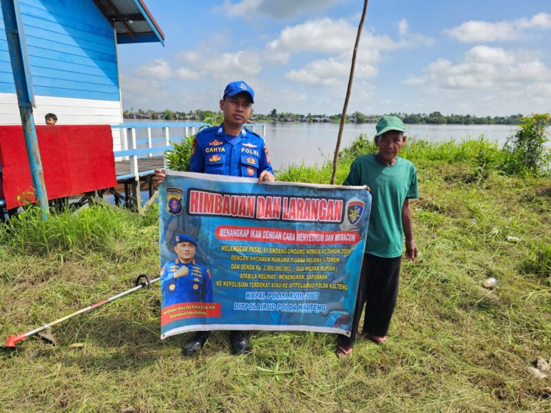 Ditpolairud Polda Kalteng melalui personel  KP XVIII-2007 mengedukasi masyarakat pesisir tak menangkap ikan dengan meracun dan menyetrum di Kabupaten Kapuas, Minggu, 21 Juni 2026 pagi.(Foto/Ditpolairud Polda Kalteng) 
