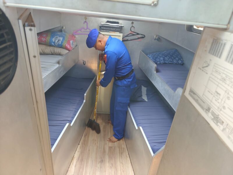 
Anggota KP 2005 Ditpolairud Polda Kalteng melakukan perawatan dan pembersihan kapal secara rutin, Senin, 22 Juni 2026.(IST Ditpolairud Polda Kalteng)  