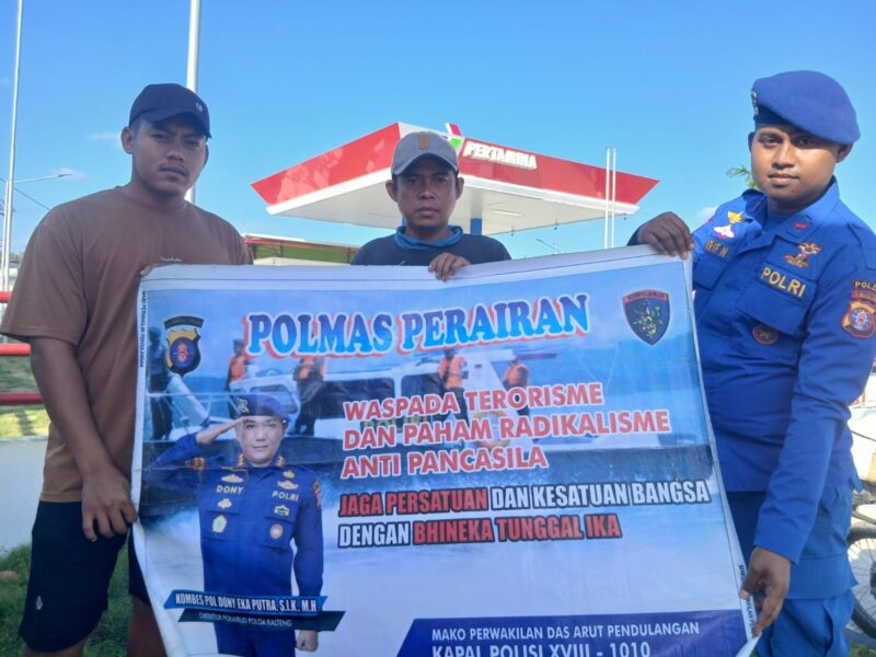 Petugas Kapal Polisi XVIII-1010 Ditpolairud Polda Kalteng melaksanakan kegiatan Polmas Perairan dengan mengimbau kepada masyarakat pesisir tentang  bahaya terorisme dan radikalisme anti Pancasila di wilayah DAS Arut Pendulangan, Kabupaten Kobar, Senin, 23 Juni 2026.(Foto/KP XVIII-1010 Ditpolairud Polda Kalteng