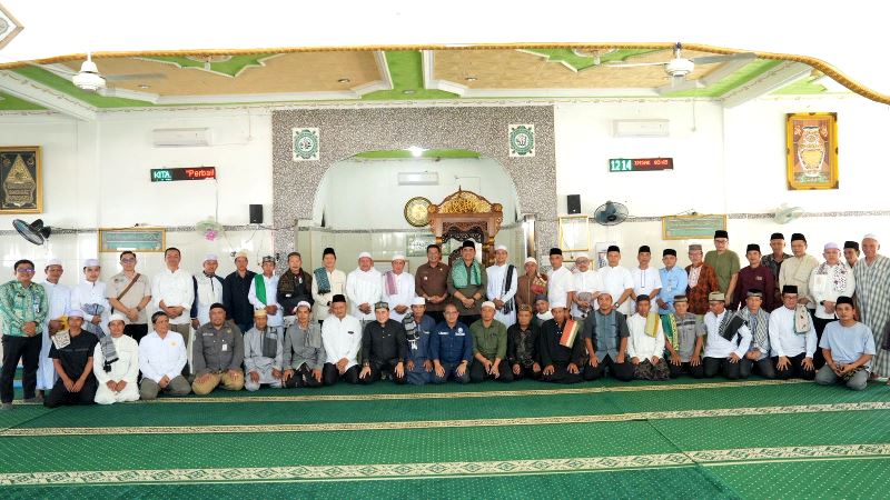 Bupati Barito Utara Shalahuddin bersama Wakil Bupati Felix SY. Tingan dan Sekda Muhlis, melaksanakan Safari Salat Jumat di salah satu masjid di Desa Lampeong, Kecamatan Gunung Purei, Jumat, 26 Juni 2026.(Foto/Diskominfosandi Barito Utara)