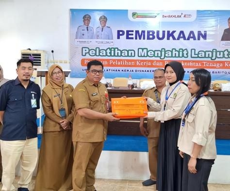 Kadisnakertranskop UKM Barito Utara M Mastur menyerahkan materi pelatihan menjahit di Muara Teweh, Selasa, 14 April 2026.(Foto/Disnakertranskop UKM Barito Utara)