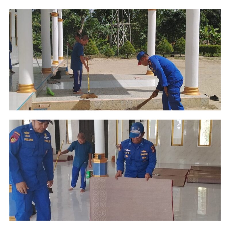 Personel Ditpolairud Polda Kalteng Mako Perwakilan DAS Kahayan Bahaur membersihkan Masjid Misbahaulhair di Sei Tinggiran Desa Tanjung Perawan, Kabupaten Pulang Pisau, Minggu, 26 Juli 2026.(Foto/Ditpolairud Polda Kalteng Mako Perwakilan DAS Kahayan Bahaur) 