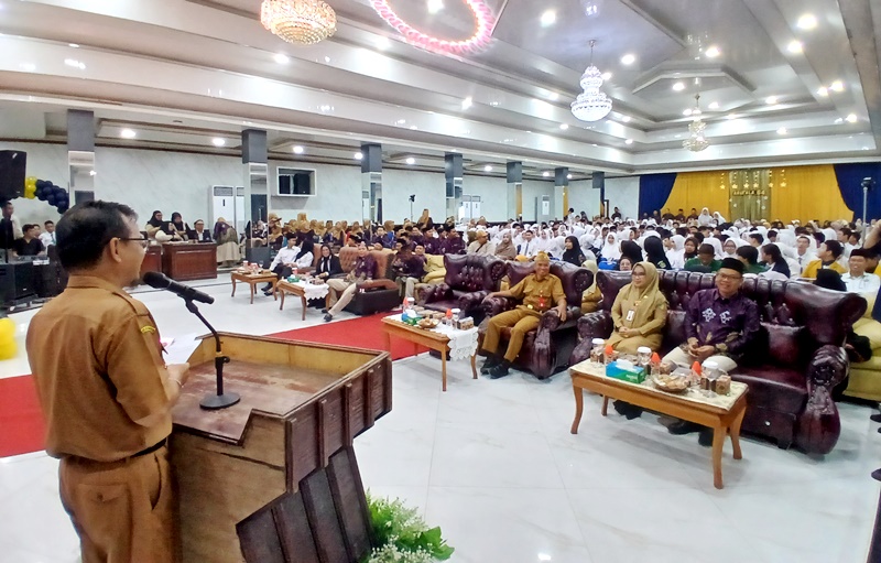 Bupati Barito Utara Shalahuddin, diwakili Asisten Sekda Bidang Administrasi Umum Yaser Arapat, menghadiri acara perpisahan GEN 64 MAN Barito Utara Tahun Pelajaran 2025/2026 di Gedung Balai Antang, Senin, 13 April 2026.(Abram/Tegaklurus.net)