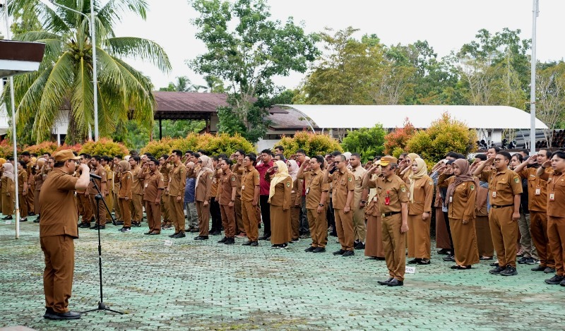 Bupati Barito Utara Shalahuddin memimpin apel pagi di Dinas PUPR, Selasa, 14 April 2026.(Foto/Dinas PUPR Barito Utara)
