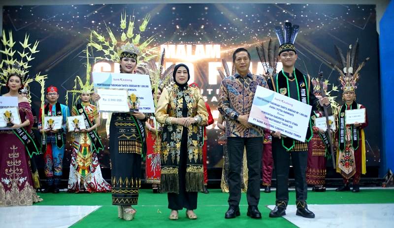 Sekda Muhlis menghadiri malam puncak Grand Final Pemilihan Putra Putri Pariwisata Kabupaten Barito Utara 2026 di Gedung Balai Antang, Rabu, 15 April 2026.(Foto/Diskominfosandi Barito Utara) 
