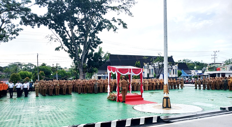 Bupati Barito Utara Shalahuddin memimpin apel gabungan di halaman kantor bupati, Senin, 20 April 2026.(Abram/Tegaklurus.net)