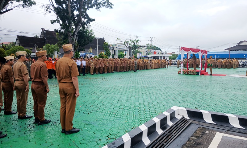 Bupati Barito Utara Shalahuddin ingin mengevaluasi capaian indeks pencegahan korupsi, saat memimpin apel gabungan lingkup Pemkab Barito Utara di halaman kantor bupati, Senin, 20 April 2026.(Abram/Tegaklurus.net)