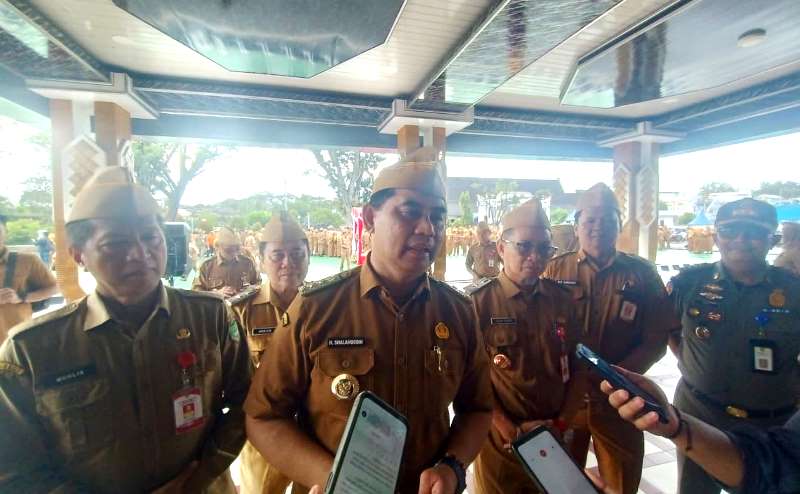 Bupati Barito Utara Shalahuddin didampingi Sekda Muhlis, staf ahli bupati, asisten sekda, dan kepala OPD diwawancarai media, usai apel gabungan di halaman Kantor Bupati, Senin, 20 April 2026.(Abram/Tegaklurus.net)
