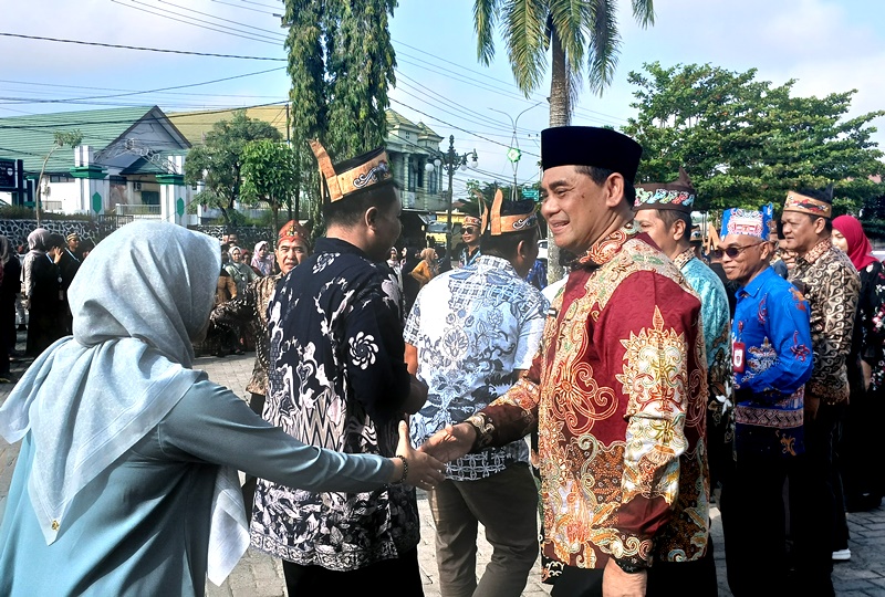 Usai apel pagi bersama, Bupati Barito Utara Shalahuddin didampingi Sekda Muhlis bersilaturahmi dengan direktur RSUD dan jajaran di halaman RSUD Muara Teweh, Selasa, 21 April 2026.(Abram/Tegaklurus.net)
