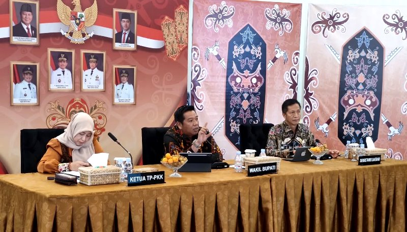 Wakil Bupati Barito Utara Felix SY. Tingan memimpin rapat koordinasi strategis menekan stunting di Muara Teweh, Kamis, 16 April 2026.(Foto/Diskominfosandi Barito Utara)