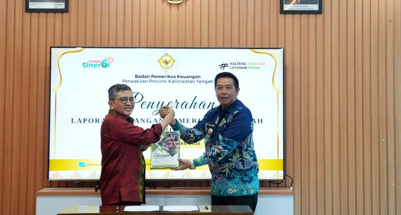 Wakil Bupati Barito Utara Felix SY. Tingan menyerahkan LKPD tahun 2025 ke BPK-RI Perwakilan Kalimantan Tengah, Jumat, 17 April 2026.(Foto/ Diskominfosandi Barito Utara)