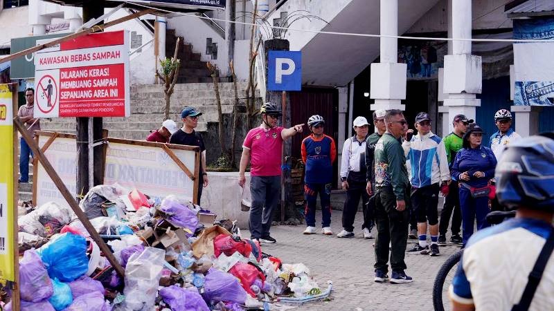 Bupati Barito Utara  Shalahuddin disela gowes bersama, sempat melihat tumpukan sampah di depan Pasar Barito Permai, karena mengganggu kebersihan dan kenyamanan lingkungan, Minggu, 19 April 2026.(Foto/ Diskominfosandi Barito Utara)
