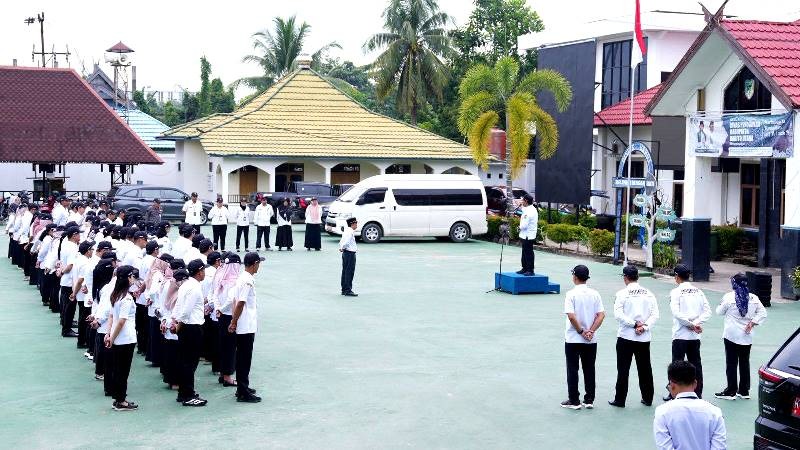 Bupati Barito Utara Shalahuddin menginginkan SDM unggul di daerah ini, saat memberikan arahan apel pagi di halaman Dinas Pendidikan, Rabu, 22 April 2026.(Abram/Tegaklurus.net)
