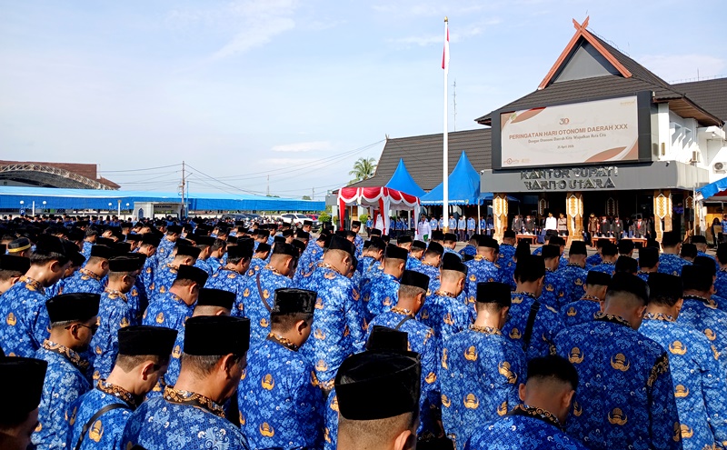 Bupati Barito Utara Shalahuddin memimpin upacara peringatan hari Otonomi Daerah (Otda) ke 30 tahun 2026 di halaman Kantor Bupati, Senin, 27 April 2026.(Abram/Tegaklurus.net)