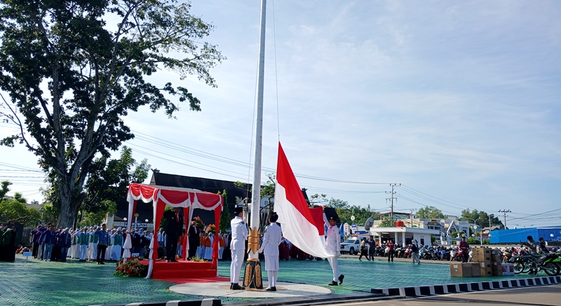 Pemkab Barito Utara menggelar upacara Hari Pendidikan Nasional dipimpin oleh Bupati Barito Utara Shalahuddin di halaman Kantor Bupati, Sabtu, 2 Mei 2026. (Abram/Tegaklurus.net)
