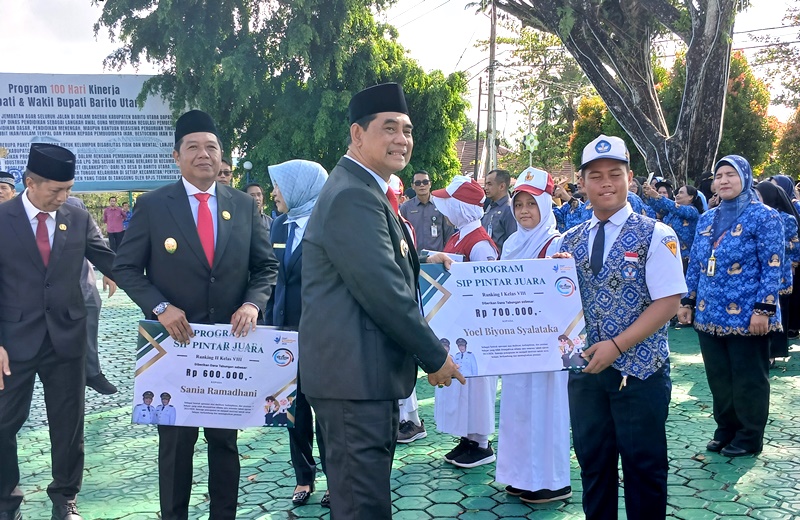 Bupati Barito Utara Shalahuddin didampingi Wakil Bupati Felix SY. Tingan, menyerahkan secara simbolis Program SIP Pintar Juara usai Peringatan Hardiknas di halaman Kantor Bupati, Sabtu, 2 Mei 2026.(Abram/Tegaklurus.net) 