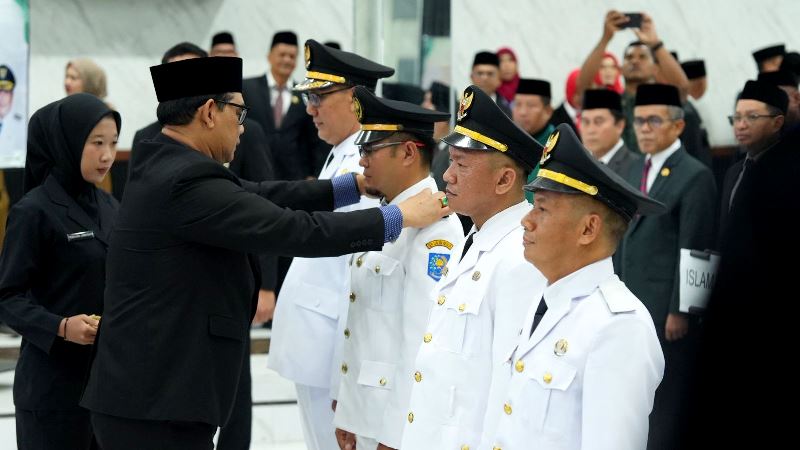Bupati Barito Utara Shalahuddin melantik Camat Teweh Timur, Camat Lahei, Camat Gunung Timang, dan Camat Montallat, di Balai Antang Muara Teweh, Senin, 4 Mei 2026.(Foto/ Diskominfosandi Barito Utara)