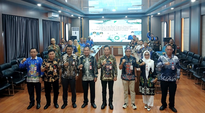 Sekda Barito Utara Muhlis memimpin pelaksanaan serah terima jabatan pejabat m Setda Barito Utara di Aula Setda Lantai I, Kamis, 7 Mei 2026.(Abram/Tegaklurus.net)