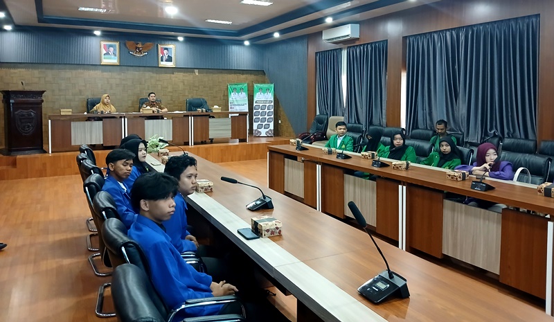 Kabag Organisasi Setda Barito Utara Adi Suwarman memimpin Survei Kepuasan Masyarakat (SKM) Tahun 2026 di Aula Setda Lantai 1 Muara Teweh, Senin, 11 Mei 2026.(Abram/Tegaklurus.net)