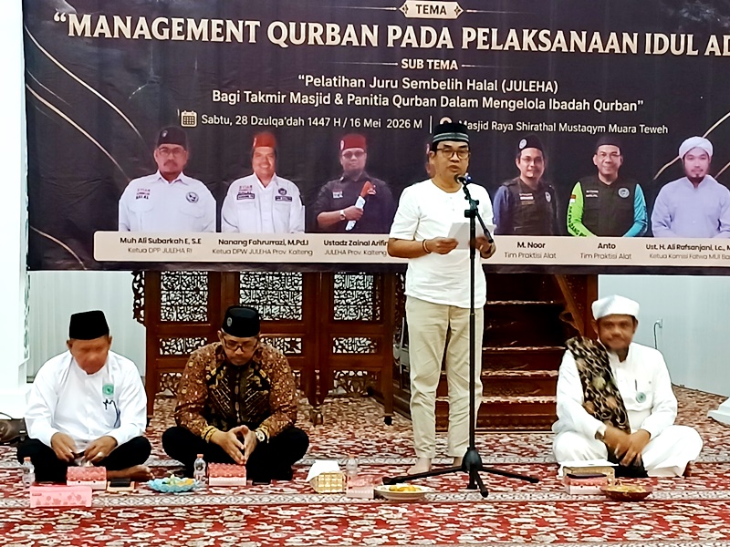 Bupati Barito Utara Shalahuddin diwakili Asisten Sekda Bidang Pemerintahan dan Kesra Eveready Noor membuka pelatihan JULEHA di Masjid Raya Shirathal Mustaqym, Sabtu, 16 Mei 2026.(Abram/Tegaklurus.net)
