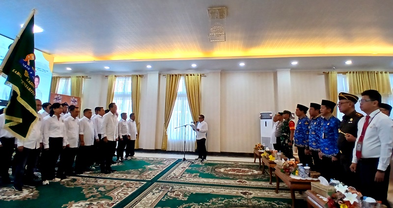 Wakil Ketua Bidang Organisasi dan Keanggotaan KADIN Kalteng, Alfian Batnakanti melantik pengurus KADIN Barito Utara periode 2026-2031 disaksikan bupati dan wabup di rumah jabatan bupati, Senin, 18 Mei 2026.(Abram/Tegaklurus.net)