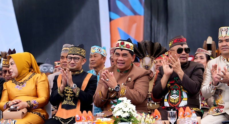 Bupati Barito Utara Shalahuddin menghadiri pembukaan pawai karnaval FBIM 2026 di Bundaran Besar Palangka Raya, Minggu, 17 Mei 2026.(Foto/ Diskominfosandi Barito Utara)