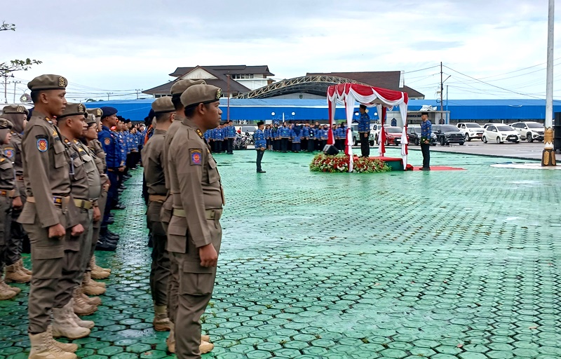 Bupati Barito Utara Shalahuddin memimpin apel gabungan lingkungan Pemkab Barito Utara di halaman Kantor blBupati, Senin, 18 Mei 2026.(Abram/Tegaklurus.net)